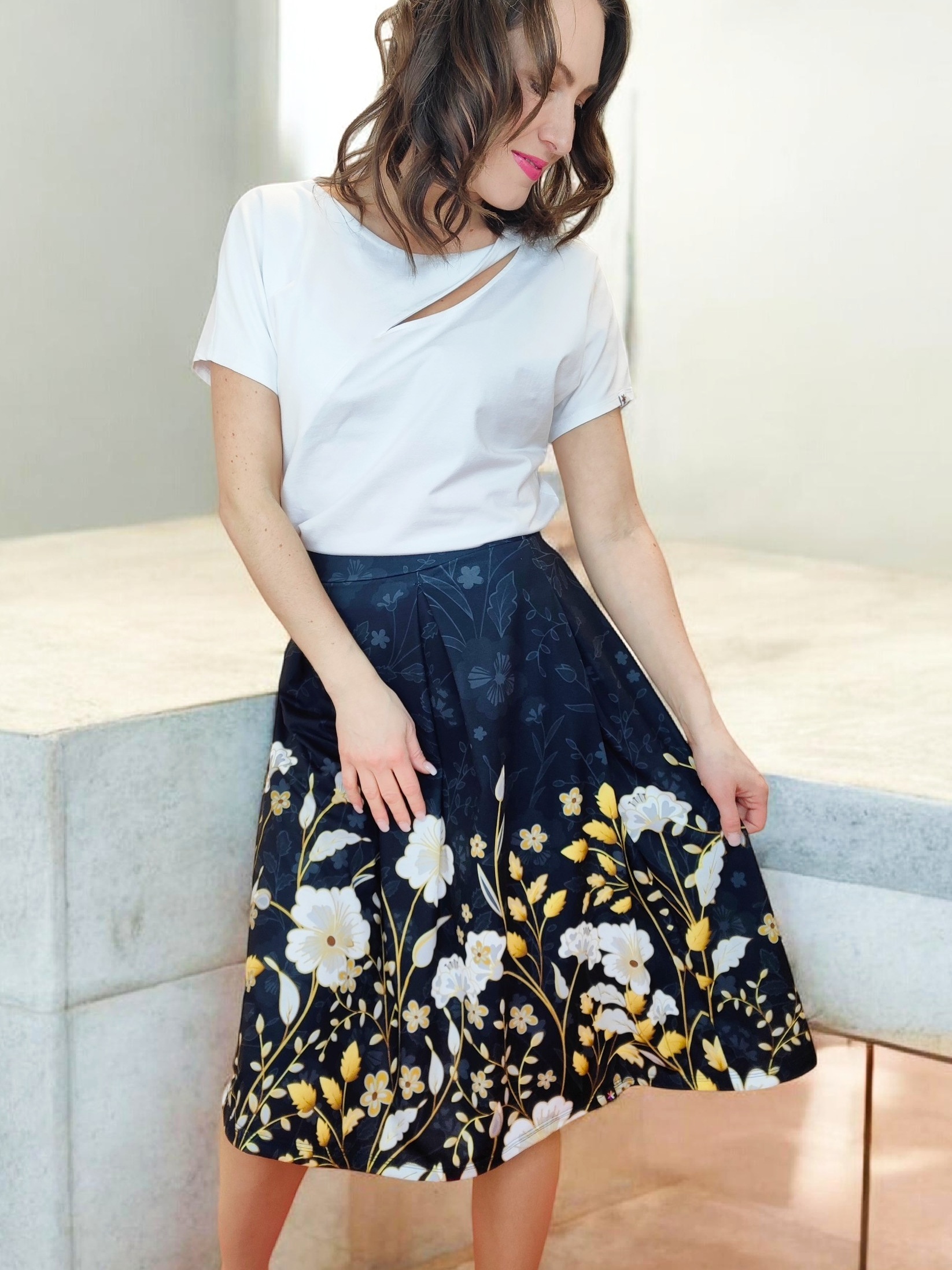 áčková sukně s vysokým pasem Leslie s květinovým motivem ženský elegantní outfit